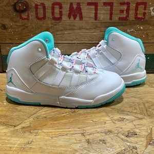 Brand new unworn unisex Jordan Max Aura in white/Aurora Green. Discontinued